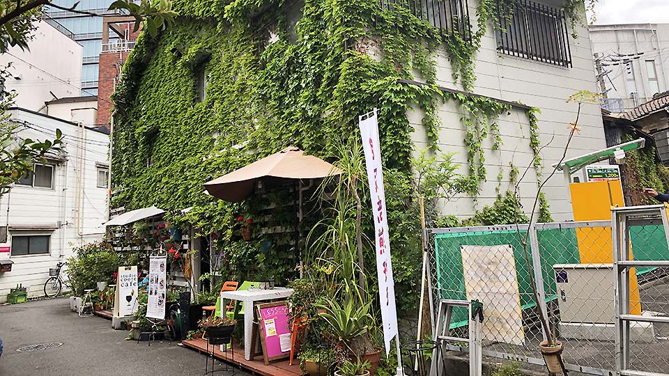 緑と花で囲まれたメルヘンな隠れ家カフェ 大阪 福島の Studio Coote Cafe ビックリ日本 ソーファニー